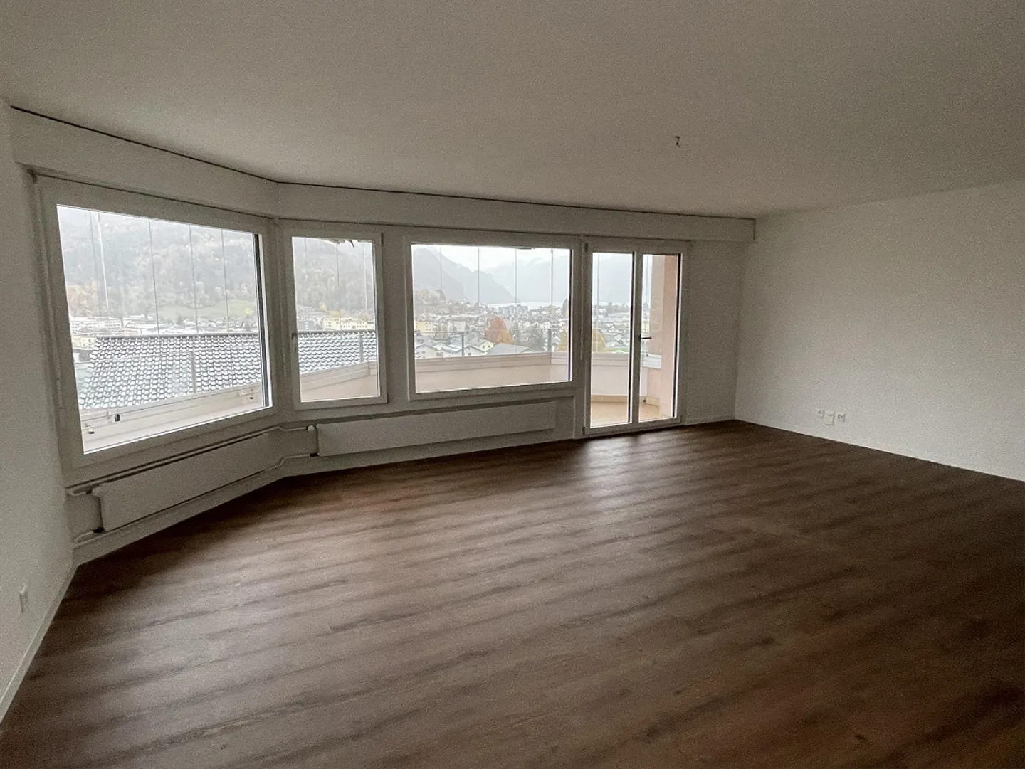 Quiet 4 1/2-room apartment with lake view - Shared use of indoor pool - Photo 4 of 18