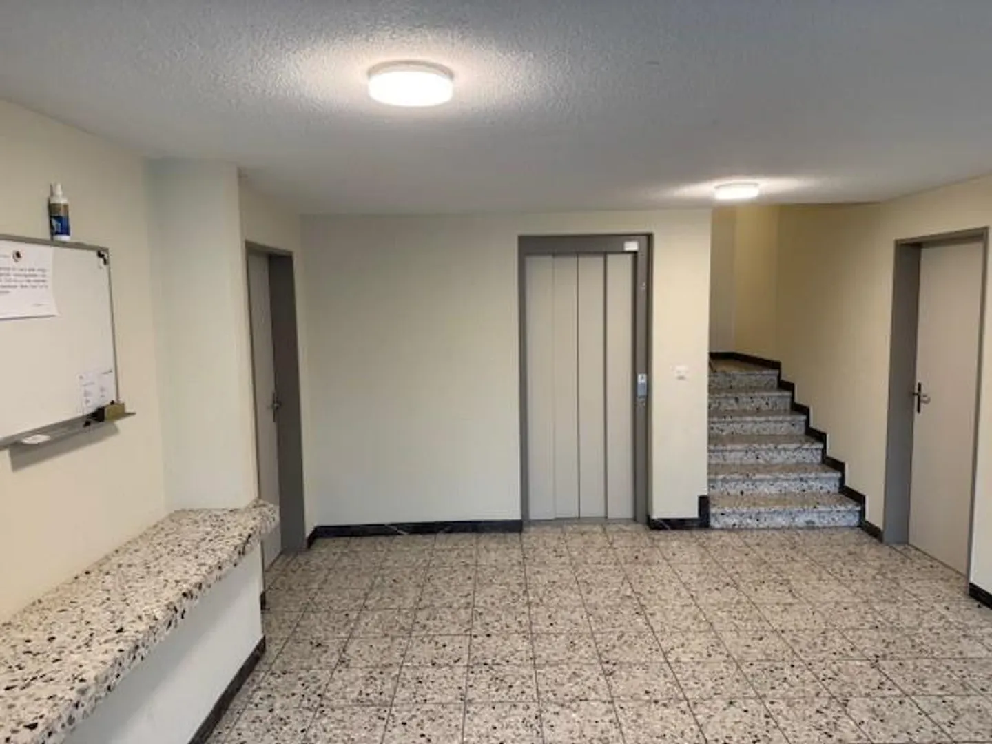 Quiet 4 1/2-room apartment with lake view - Shared use of indoor pool - Photo 15 of 18