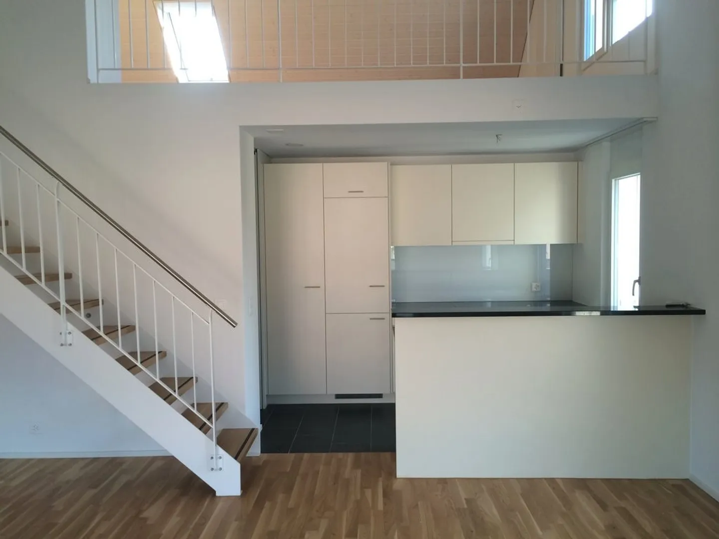 Moderne 3.5-Z'Wohnung mit Balkon und Waschturm - Foto 4 von 13