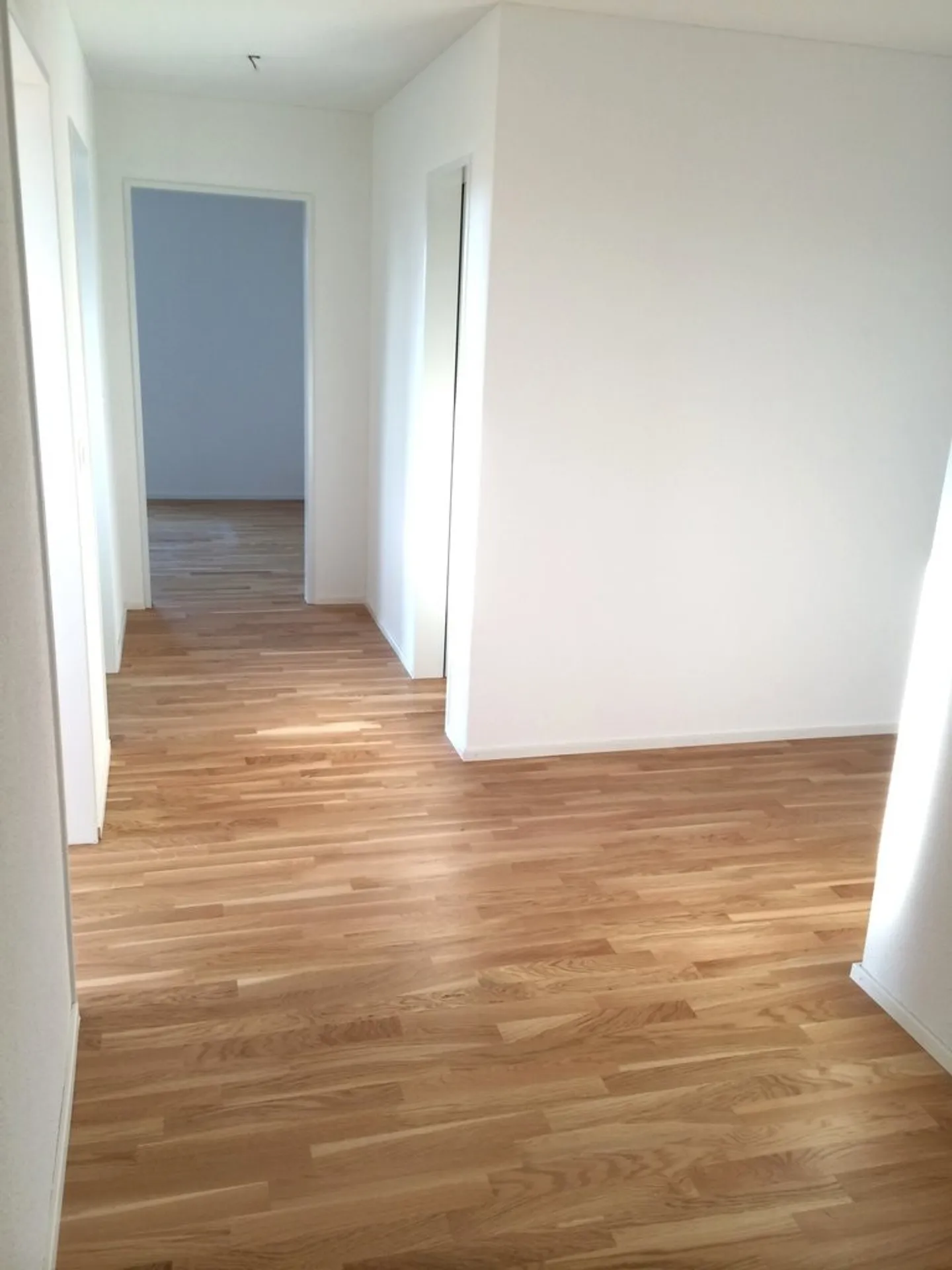 Moderne 3.5-Z'Wohnung mit Balkon und Waschturm - Foto 2 von 13