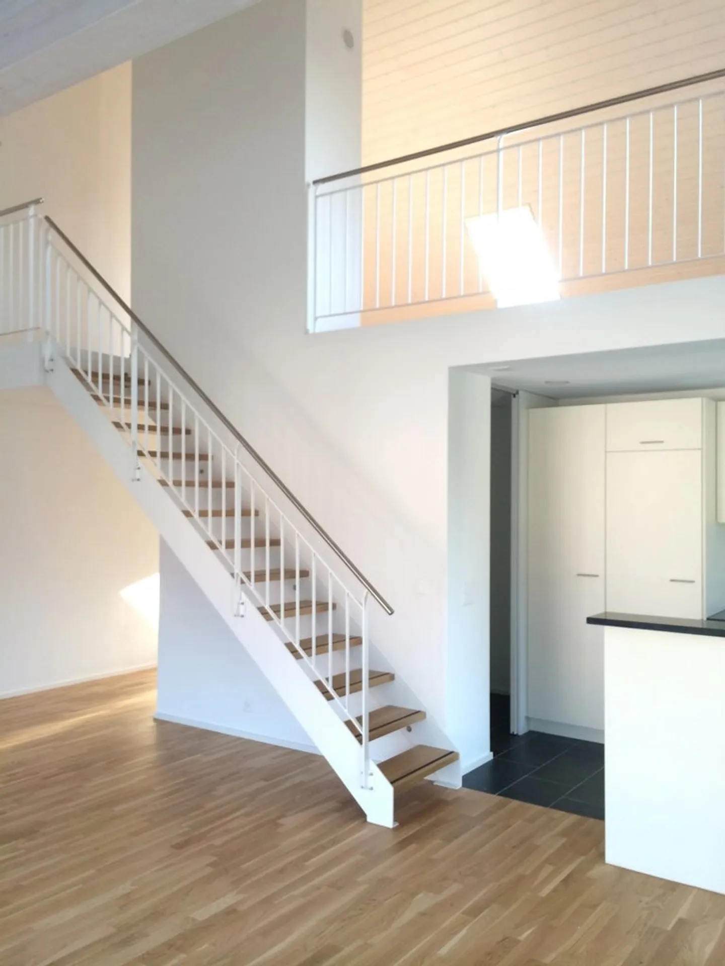 Moderne 3.5-Z'Wohnung mit Balkon und Waschturm - Foto 3 von 13