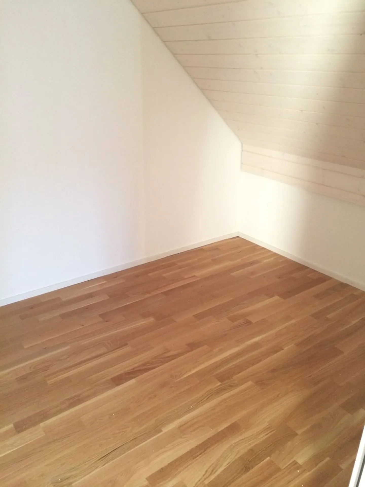 Moderne 3.5-Z'Wohnung mit Balkon und Waschturm - Foto 7 von 13