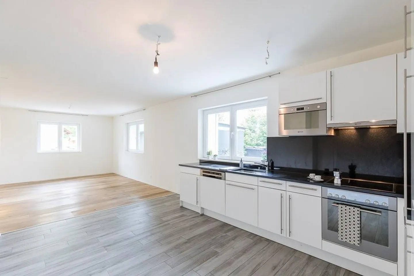 Now or never! Looking for a new tenant starting 01.12.2025! - Photo 2 of 5