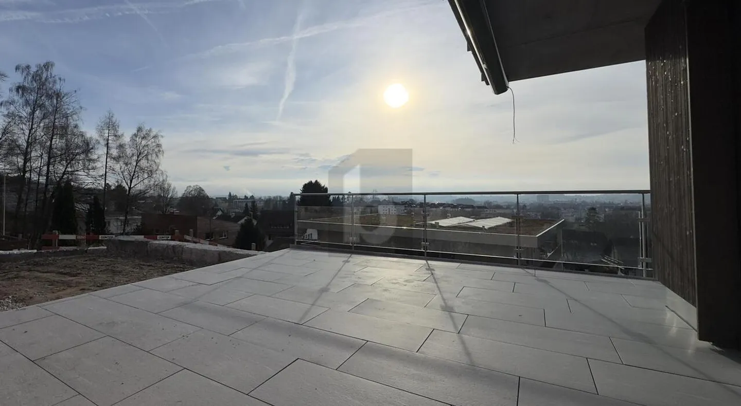 EXKLUSIVES, RUHIGES UND LICHTDURCHFLUTETES ZUHAUSE - Foto 4 di 6