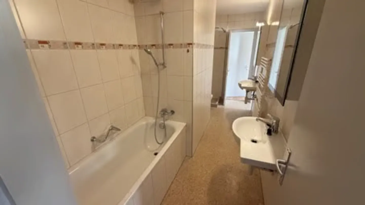 Extraordinary 4.5-room apartment with various balconies and elevator in Biel - Photo 13 of 19