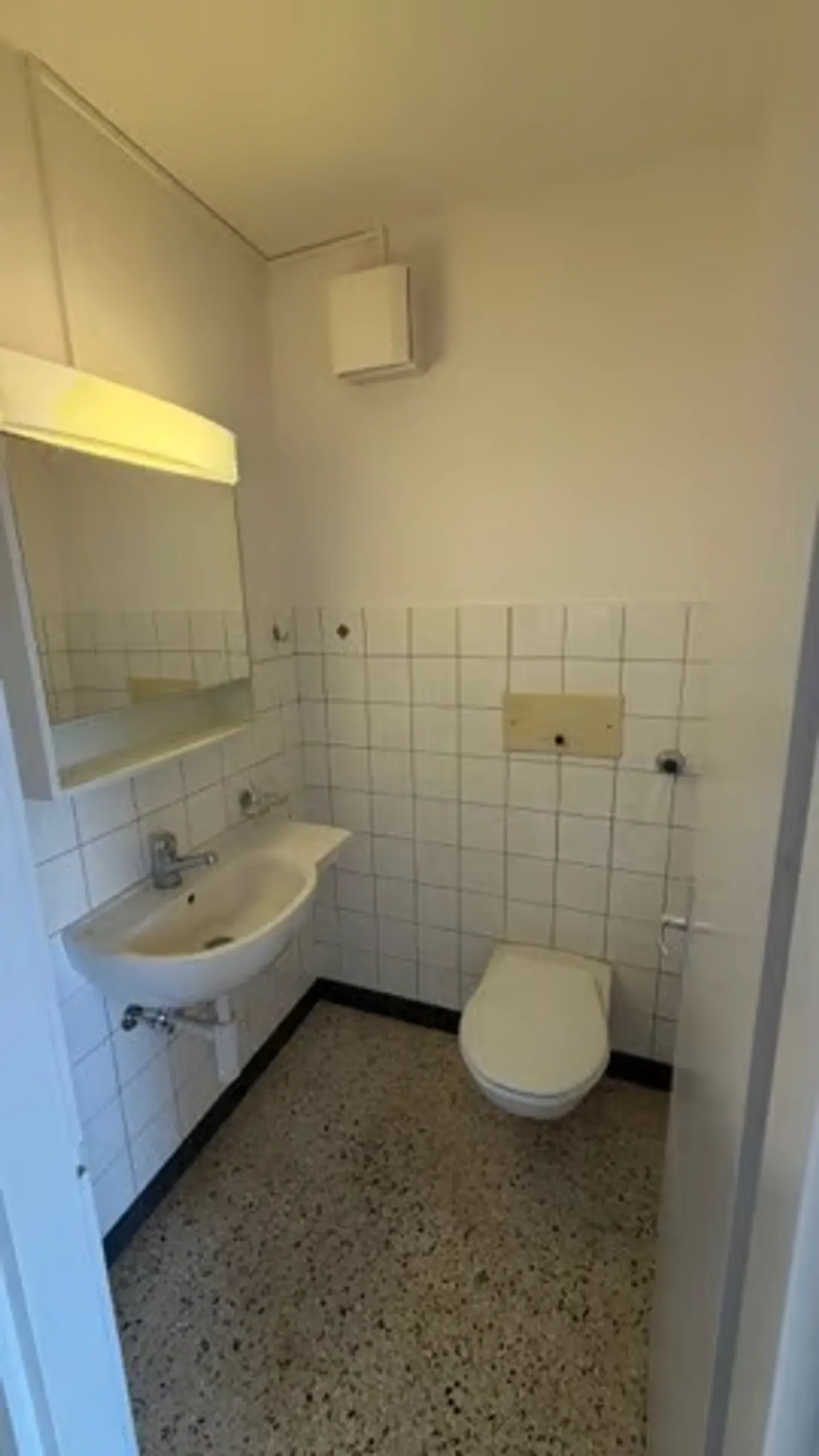 Extraordinary 4.5-room apartment with various balconies and elevator in Biel - Photo 15 of 19
