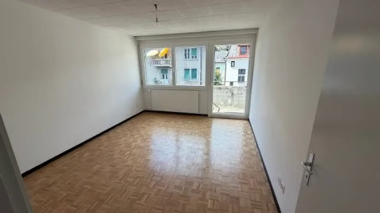 Extraordinary 4.5-room apartment with various balconies and elevator in Biel - Photo 17 of 19