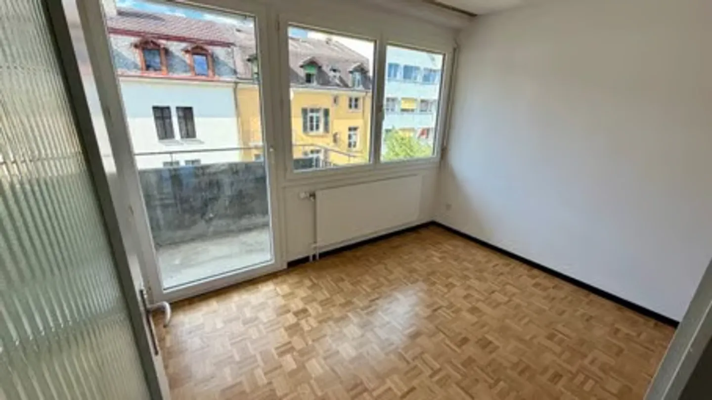 Extraordinary 4.5-room apartment with various balconies and elevator in Biel - Photo 19 of 19