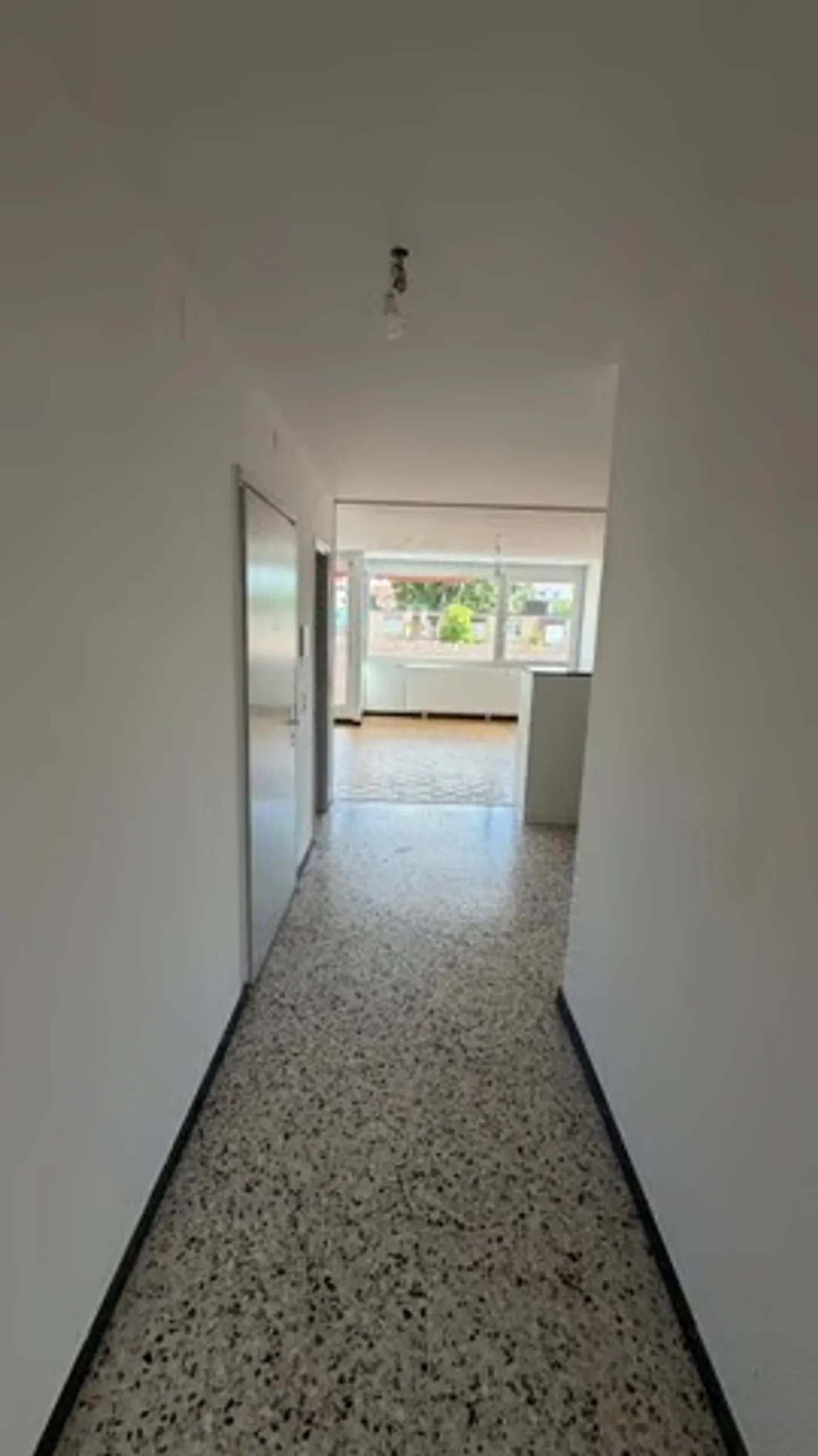Extraordinary 4.5-room apartment with various balconies and elevator in Biel - Photo 18 of 19