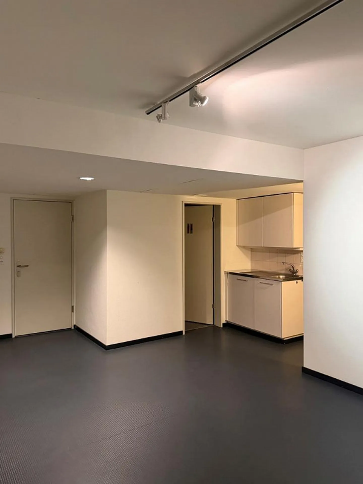 Uffici moderni e luminosi in affitto a Birsfelden - Foto 7 di 9