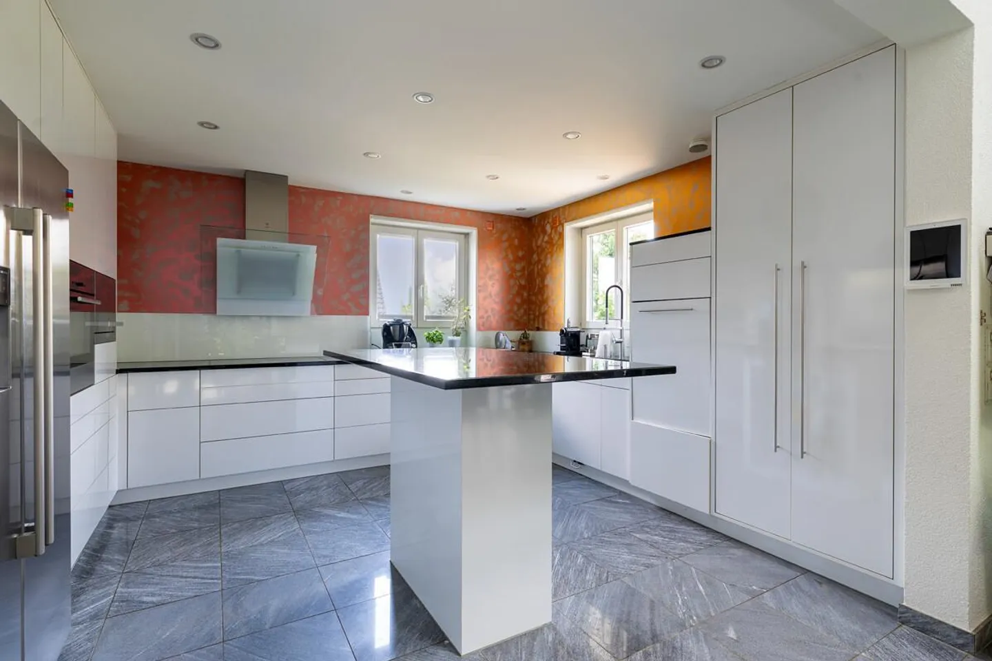 Geräumiges Familienhaus mit Garten - Foto 3 von 7