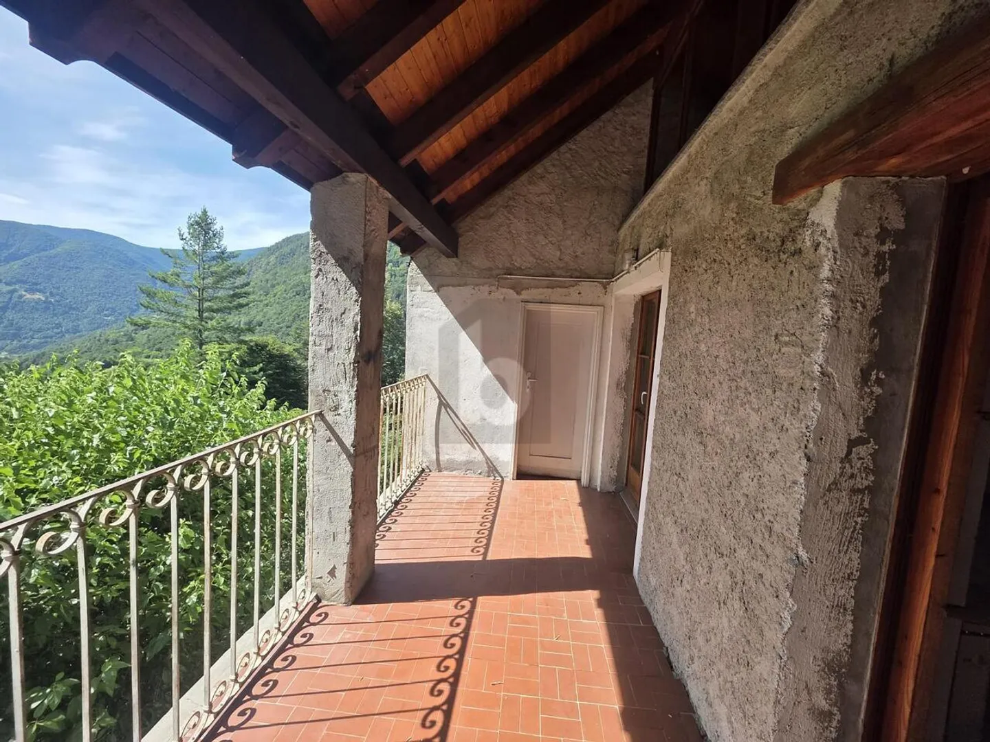 TYPIQUE, SPACIEUX AVEC BEAUCOUP DE LUMIÈRE DU SOLEIL ET DE LA NATURE - Photo 2 sur 6