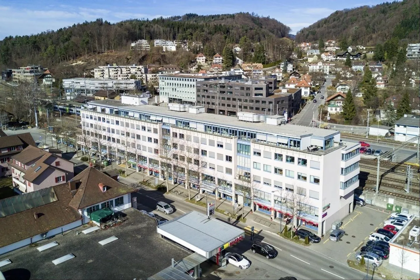 Bâtiment de bureaux représentatif à proximité immédiate de la gare - Photo 1 sur 2