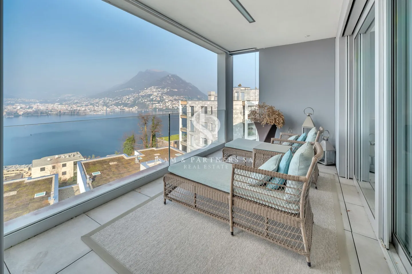 Penthouse di Lusso con Vista Lago - Foto 1 di 17