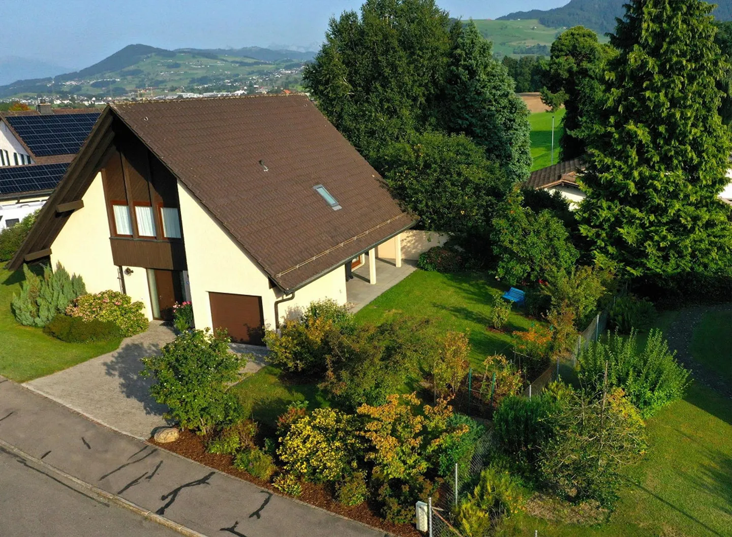 Plus de 270 m2 de plaisir de vivre dans le vert - Photo 3 sur 7