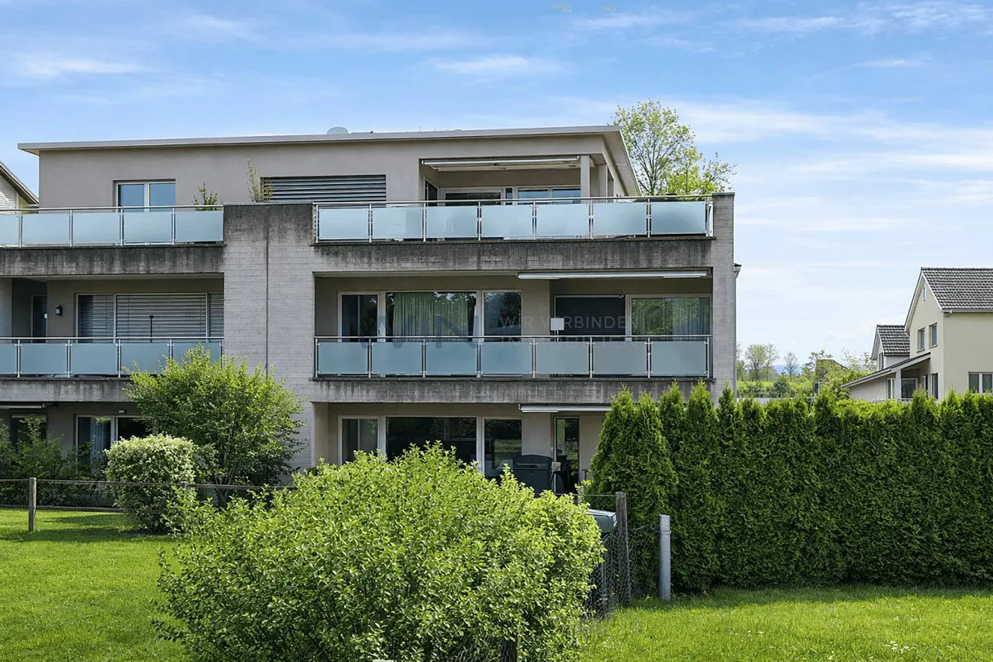 Charmante maison au bord du lac - Photo 3 sur 8