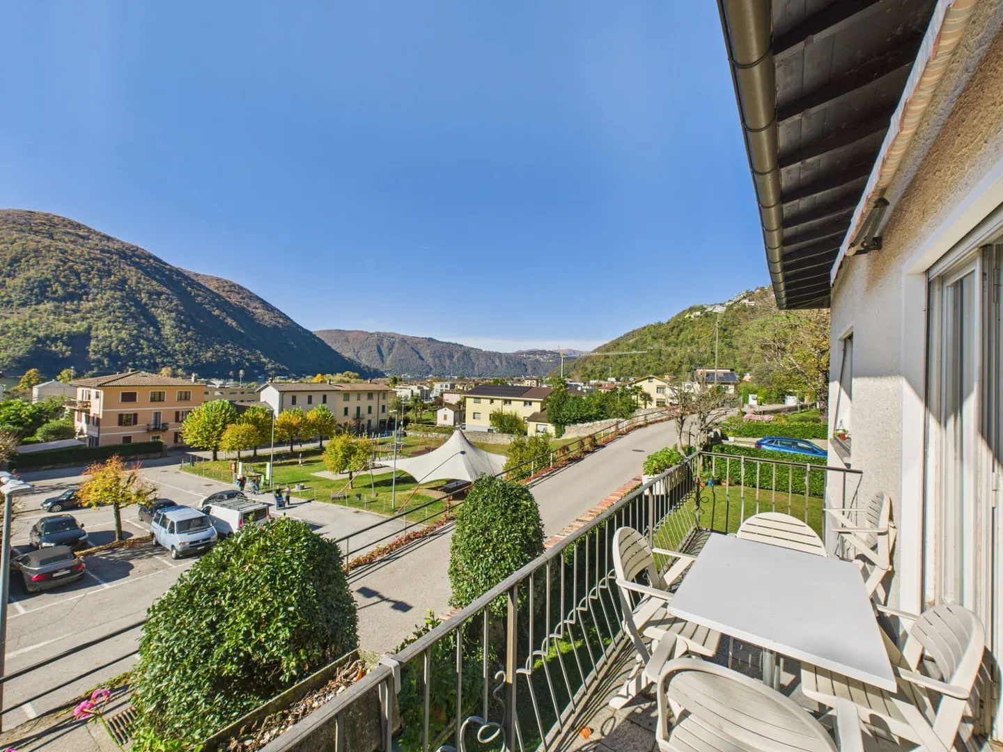 Einfamilienhaus mit offenem Blick auf die Berge und den See mit großem angrenzendem Baugrundstück - Foto 4 von 14