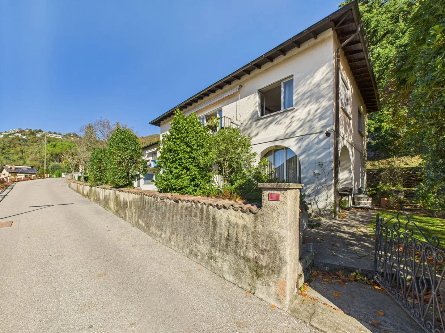 Einfamilienhaus mit offenem Blick auf die Berge und den See mit großem angrenzendem Baugrundstück - Foto 5 von 14