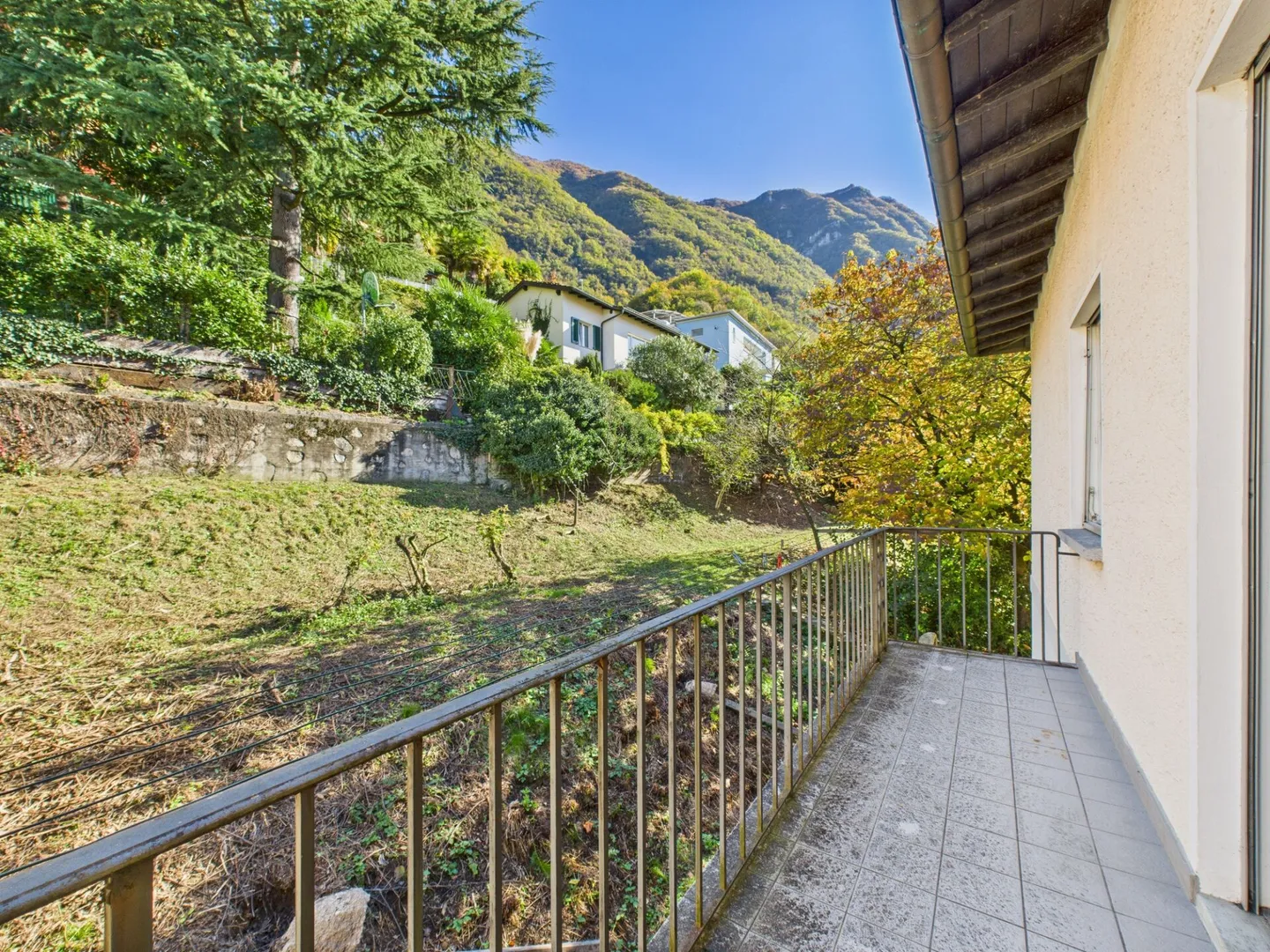 Einfamilienhaus mit offenem Blick auf die Berge und den See mit großem angrenzendem Baugrundstück - Foto 7 von 14