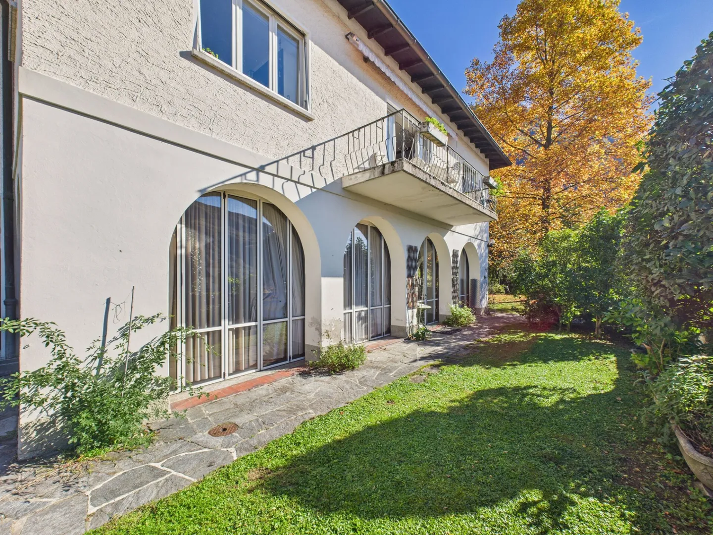Einfamilienhaus mit offenem Blick auf die Berge und den See mit großem angrenzendem Baugrundstück - Foto 8 von 14