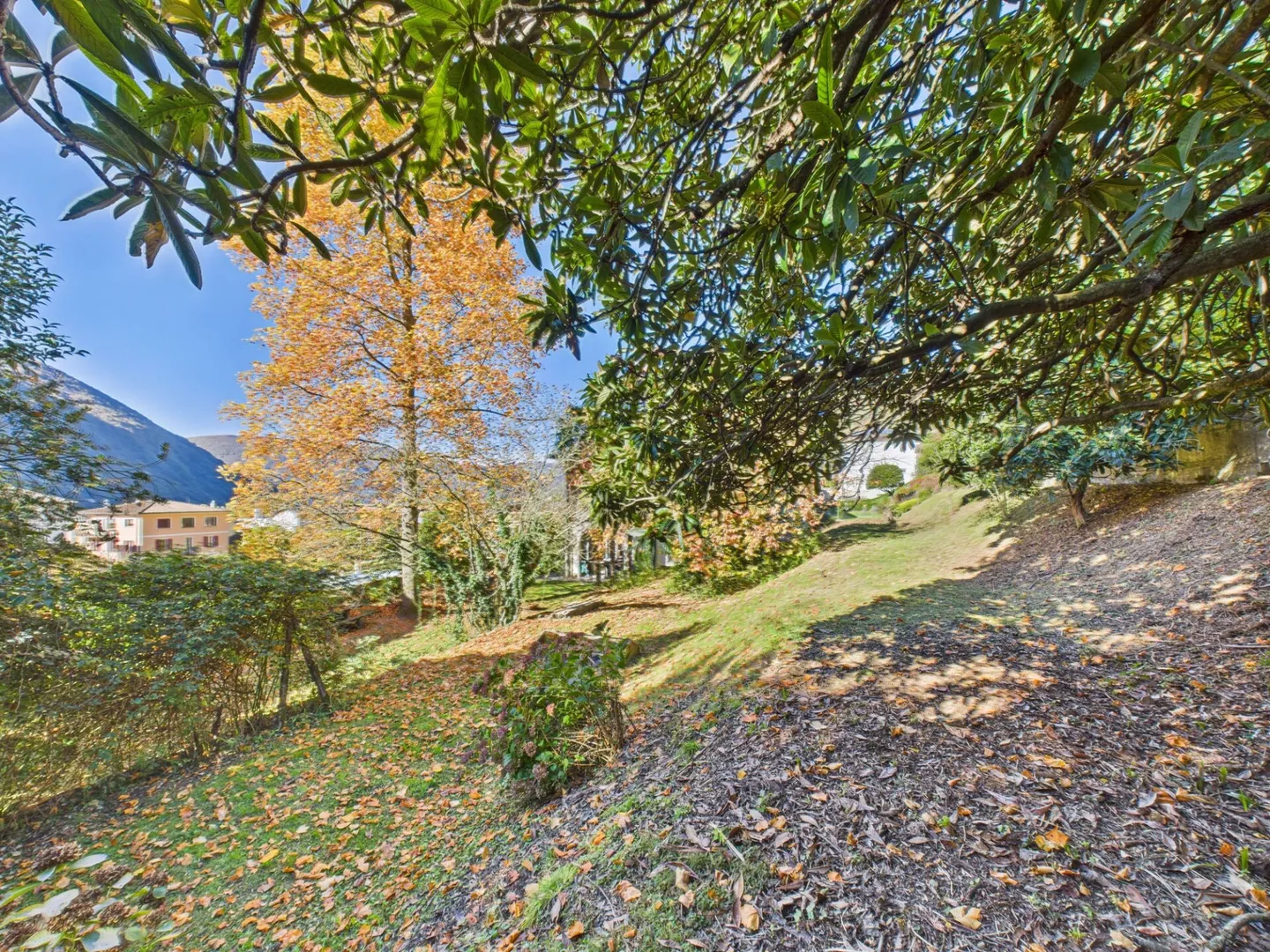 Einfamilienhaus mit offenem Blick auf die Berge und den See mit großem angrenzendem Baugrundstück - Foto 10 von 14