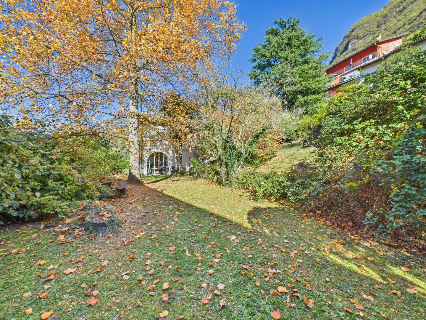 Einfamilienhaus mit offenem Blick auf die Berge und den See mit großem angrenzendem Baugrundstück - Foto 11 von 14