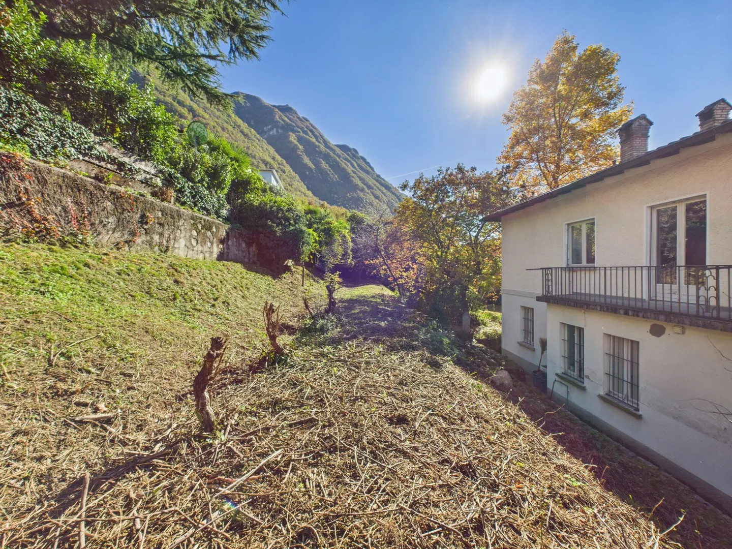 Einfamilienhaus mit offenem Blick auf die Berge und den See mit großem angrenzendem Baugrundstück - Foto 12 von 14