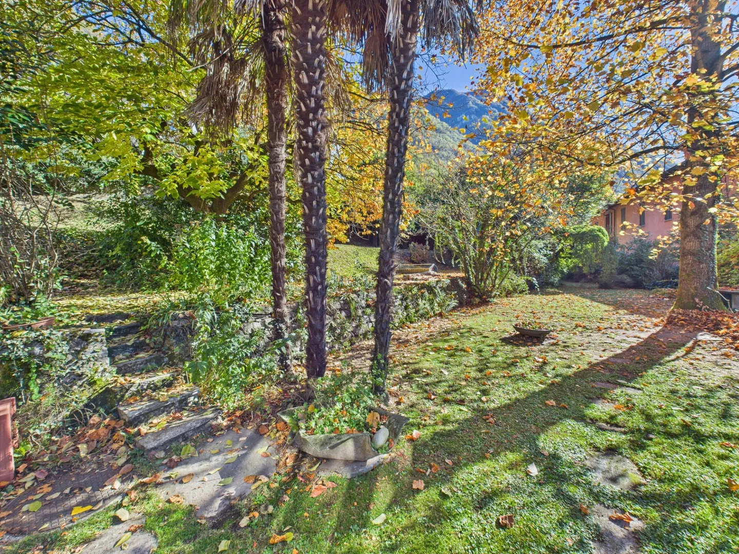 Einfamilienhaus mit offenem Blick auf die Berge und den See mit großem angrenzendem Baugrundstück - Foto 13 von 14