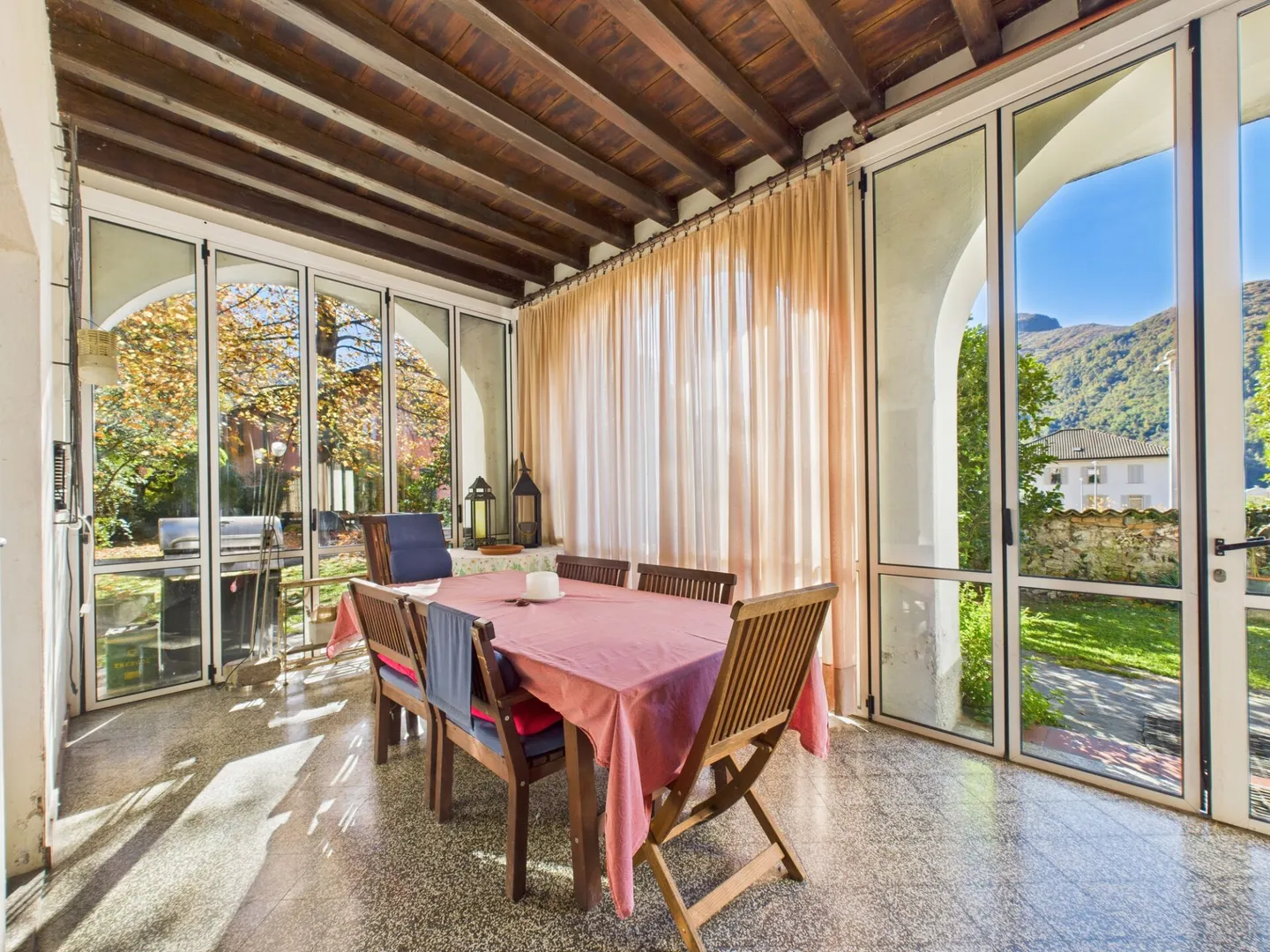 Einfamilienhaus mit offenem Blick auf die Berge und den See mit großem angrenzendem Baugrundstück - Foto 14 von 14