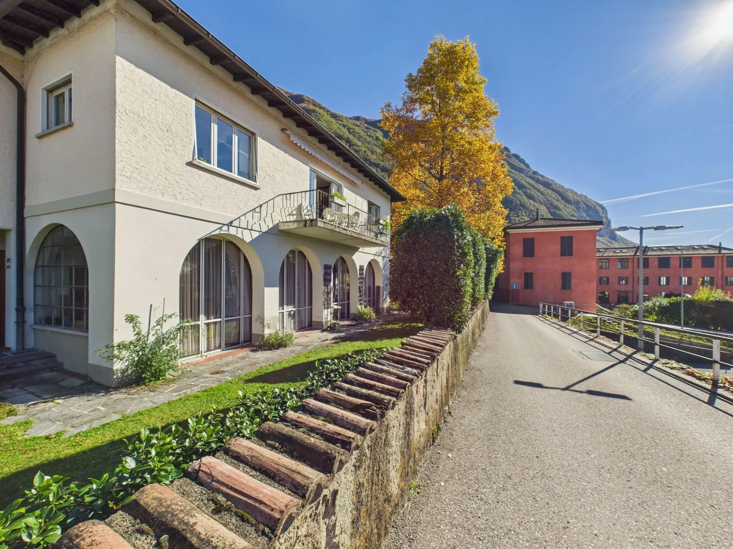 Einfamilienhaus mit offenem Blick auf die Berge und den See mit großem angrenzendem Baugrundstück - Foto 1 von 14