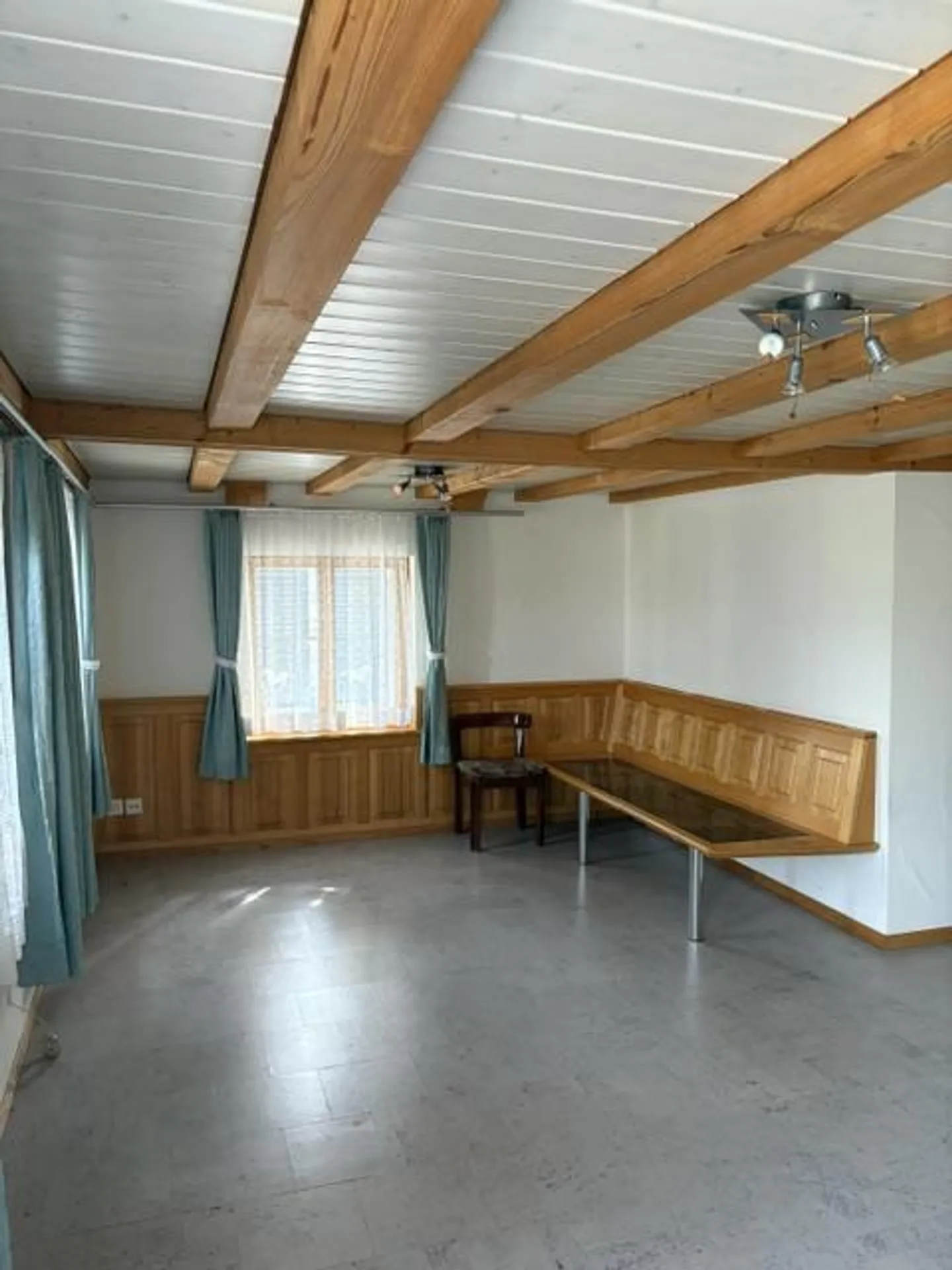 Spacious 5.5 Room Apartment with Garage and Outdoor Parking - Photo 2 of 16