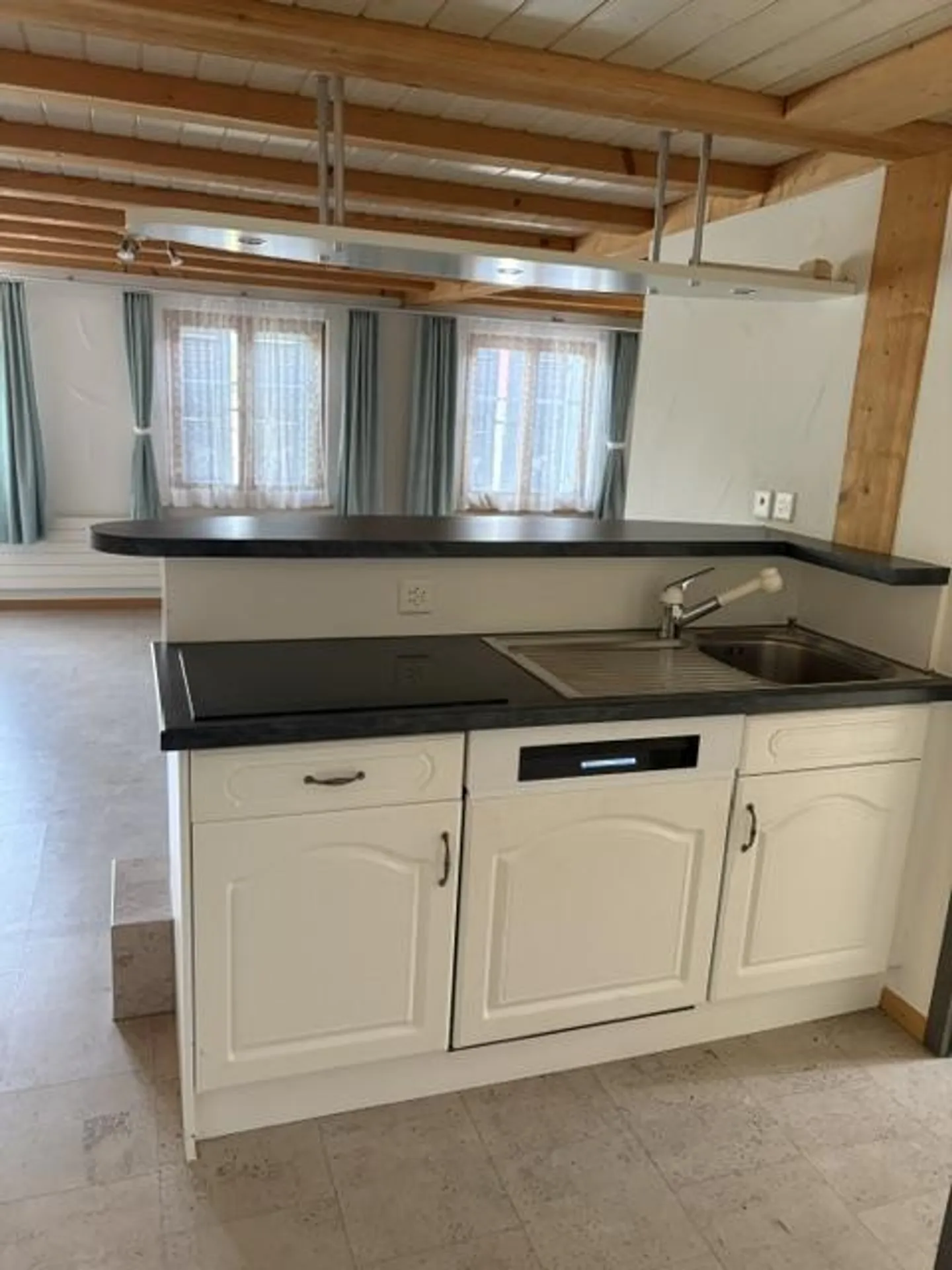Spacious 5.5 Room Apartment with Garage and Outdoor Parking - Photo 4 of 16