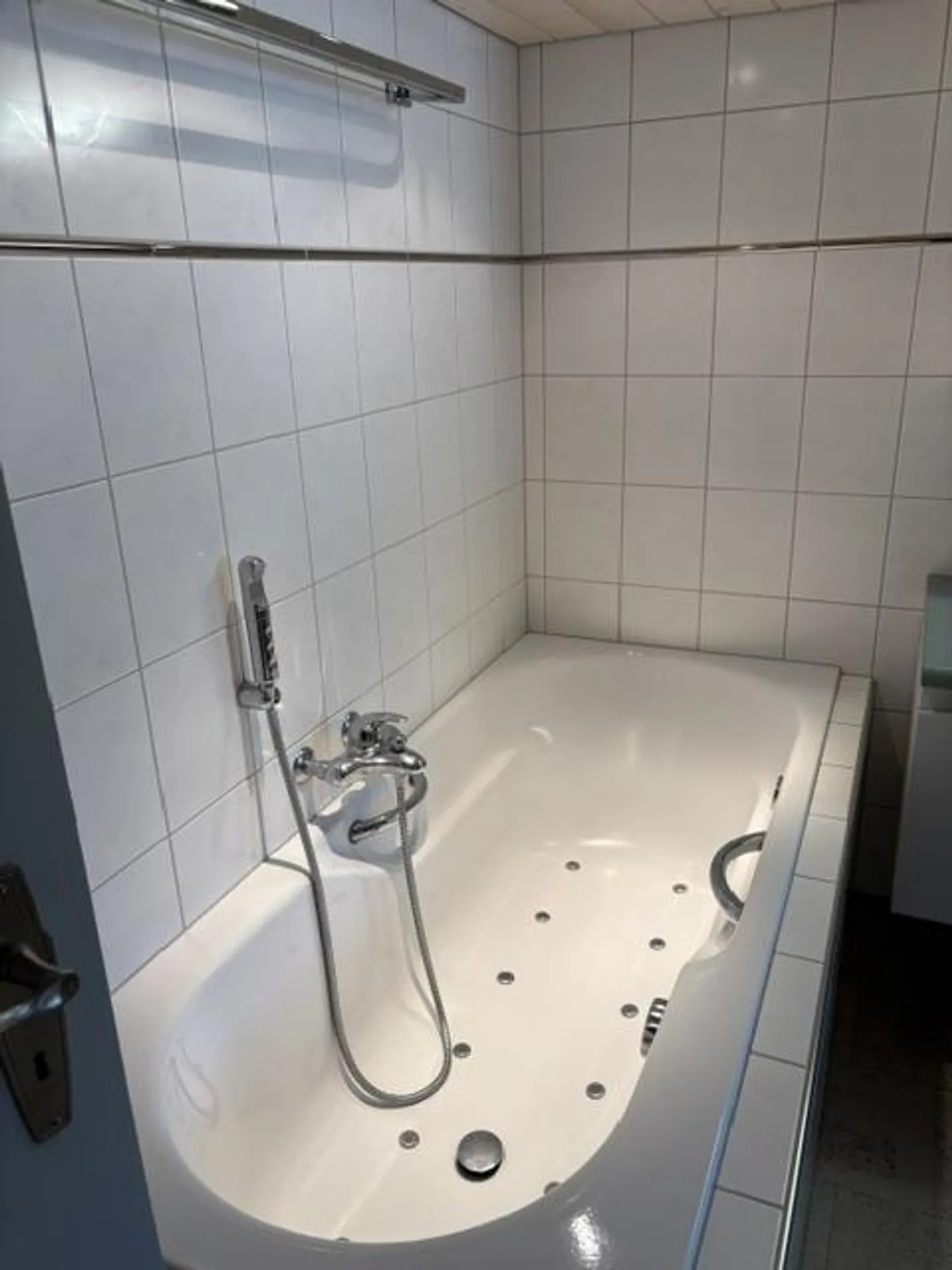 Spacious 5.5 Room Apartment with Garage and Outdoor Parking - Photo 10 of 16