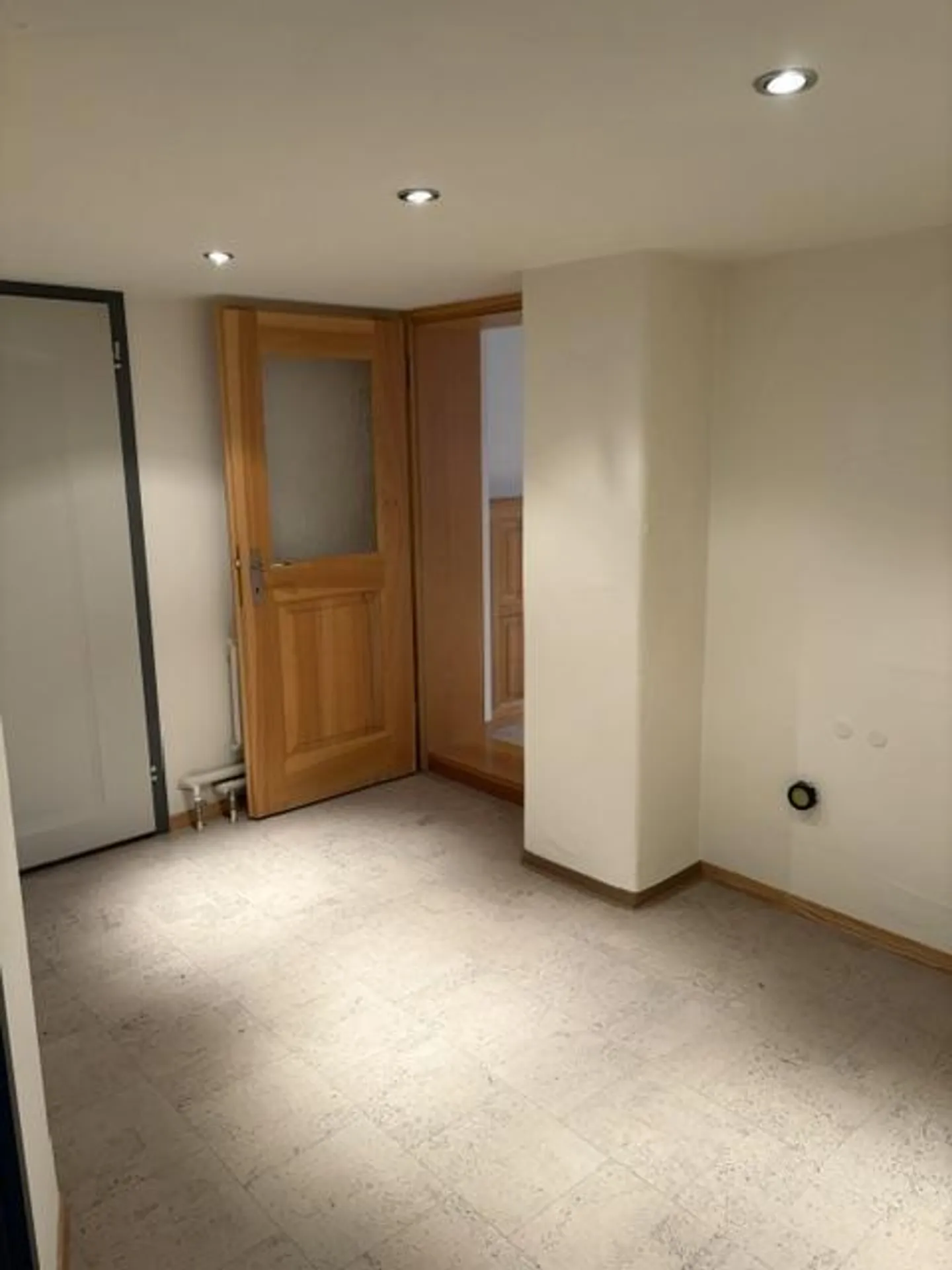 Spacious 5.5 Room Apartment with Garage and Outdoor Parking - Photo 11 of 16