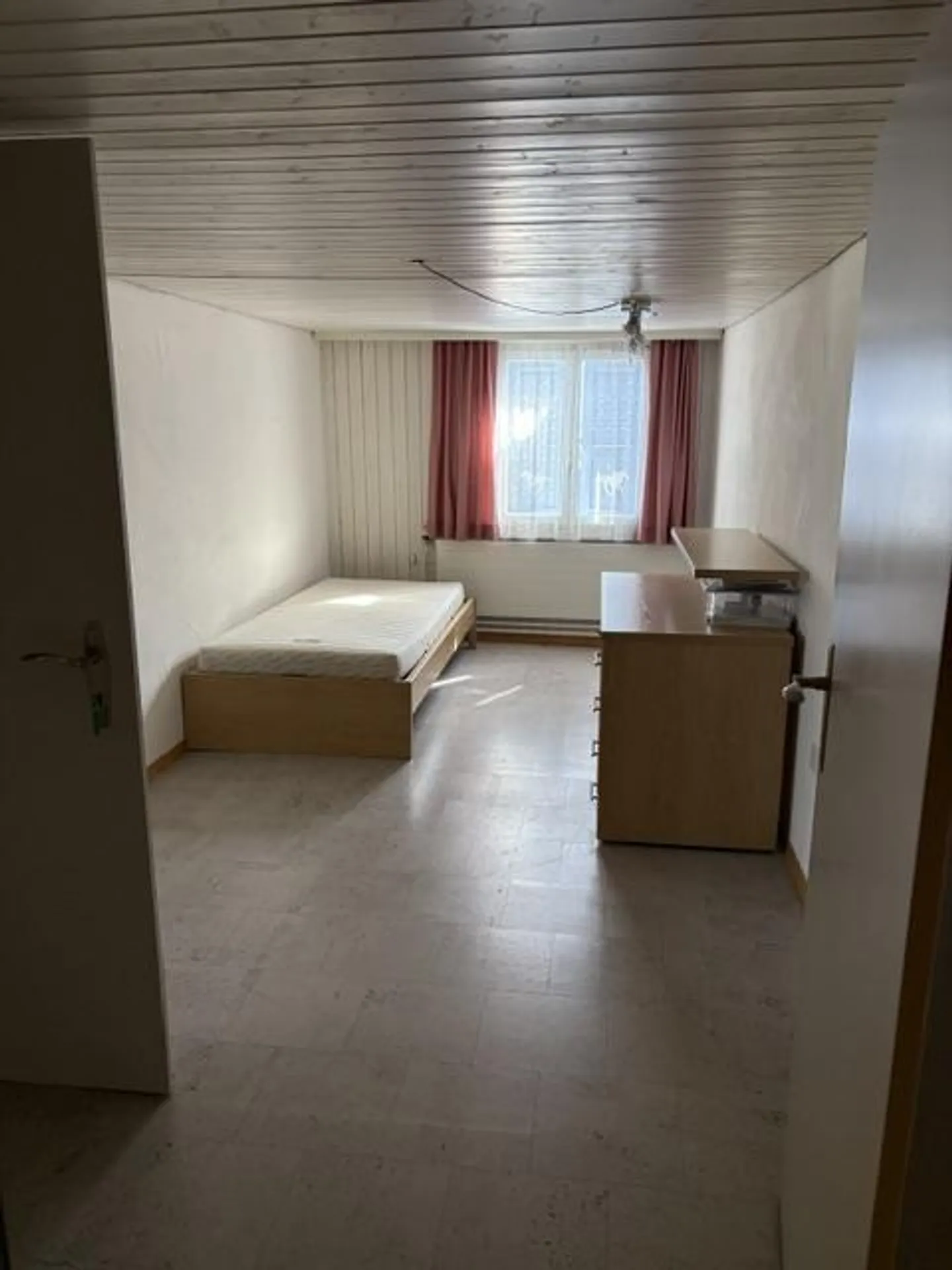 Spacious 5.5 Room Apartment with Garage and Outdoor Parking - Photo 15 of 16