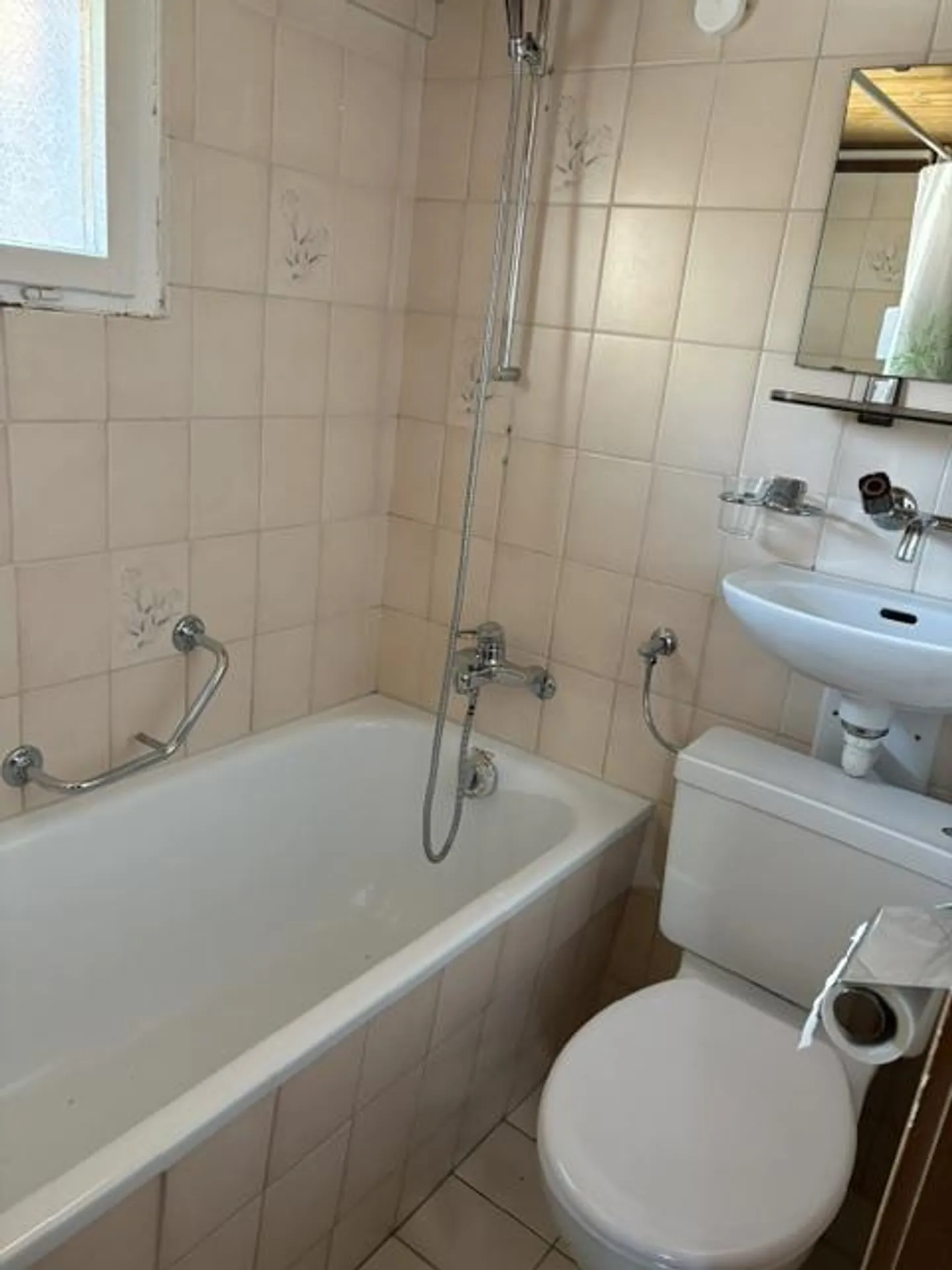 Spacious 5.5 Room Apartment with Garage and Outdoor Parking - Photo 16 of 16