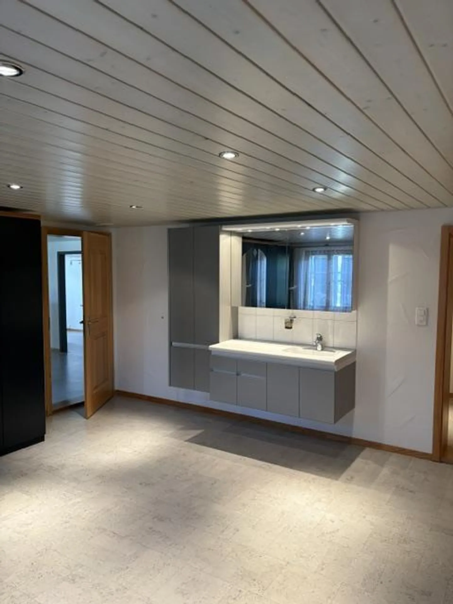 Spacious 5.5 Room Apartment with Garage and Outdoor Parking - Photo 12 of 16