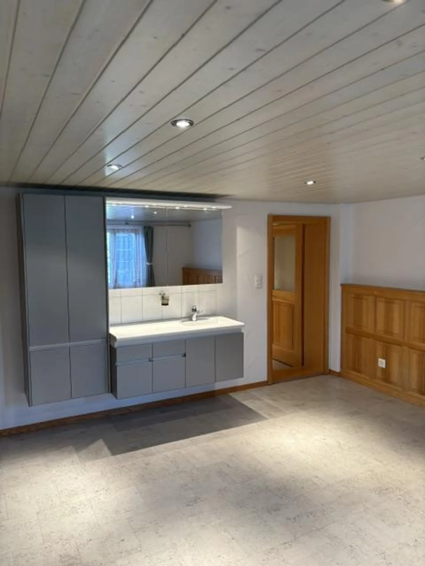 Spacious 5.5 Room Apartment with Garage and Outdoor Parking - Photo 13 of 16