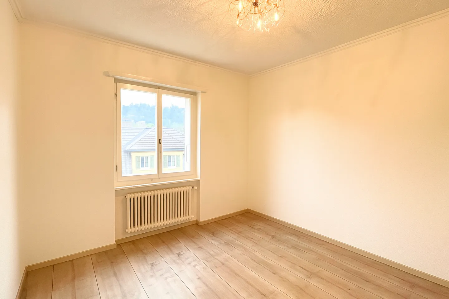 3.5 stanze a Locle - 68 m² luminoso con balcone e vista libera, ideale per primo acquisto o investimento - Foto 9 di 12