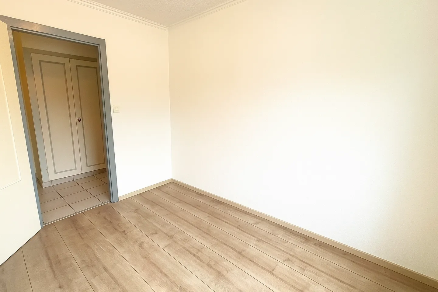 3.5 stanze a Locle - 68 m² luminoso con balcone e vista libera, ideale per primo acquisto o investimento - Foto 10 di 12