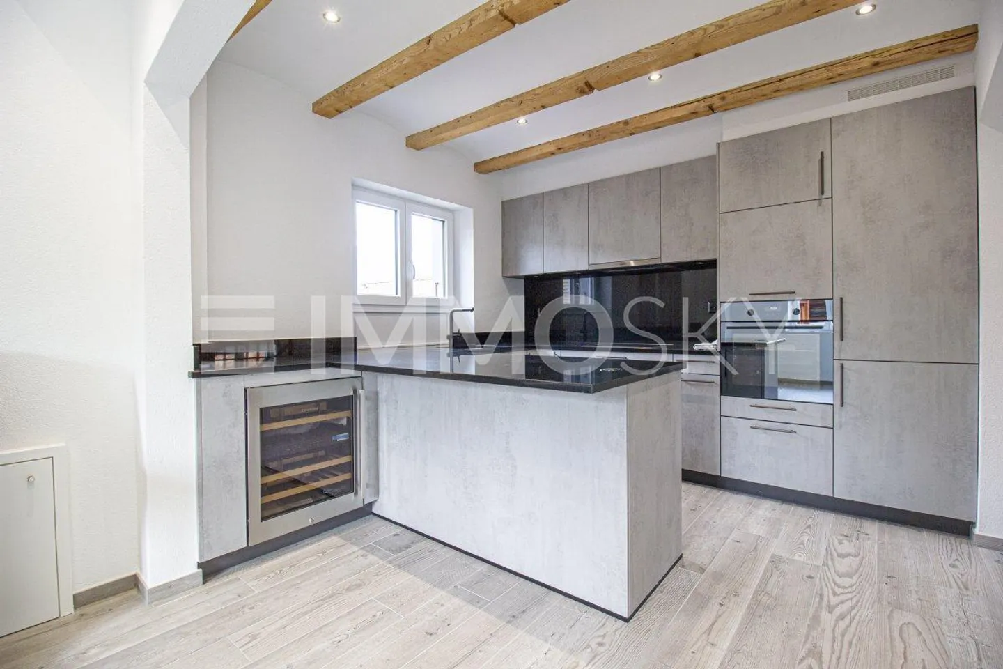 Yield building with adjoining barn (Yield approx. 3.9%) - Photo 2 of 5