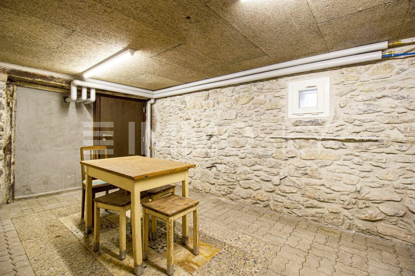 Yield building with adjoining barn (Yield approx. 3.9%) - Photo 5 of 5