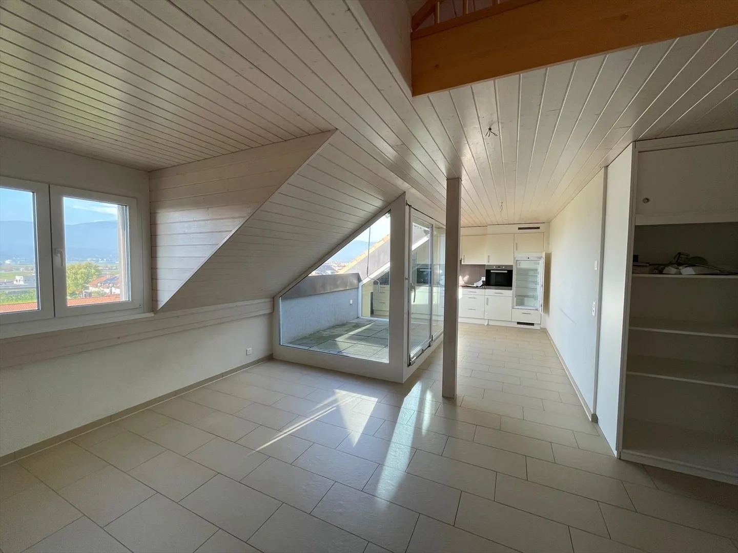 Magnifico appartamento in mansarda con 3,5 stanze e soppalco a Chavornay - Foto 2 di 7