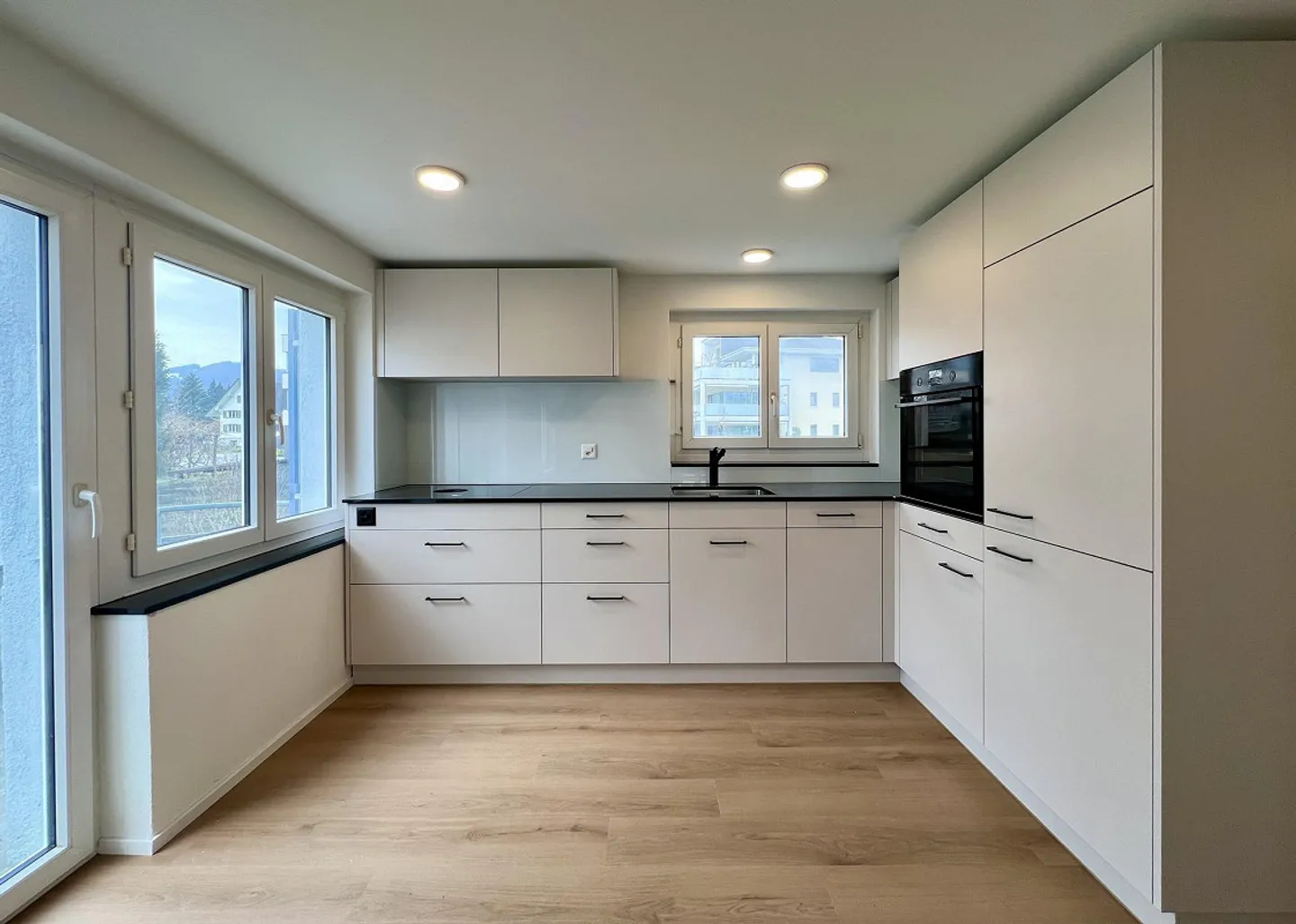 Completely renovated, bright and quiet 2.5 room apartment - Photo 1 of 7