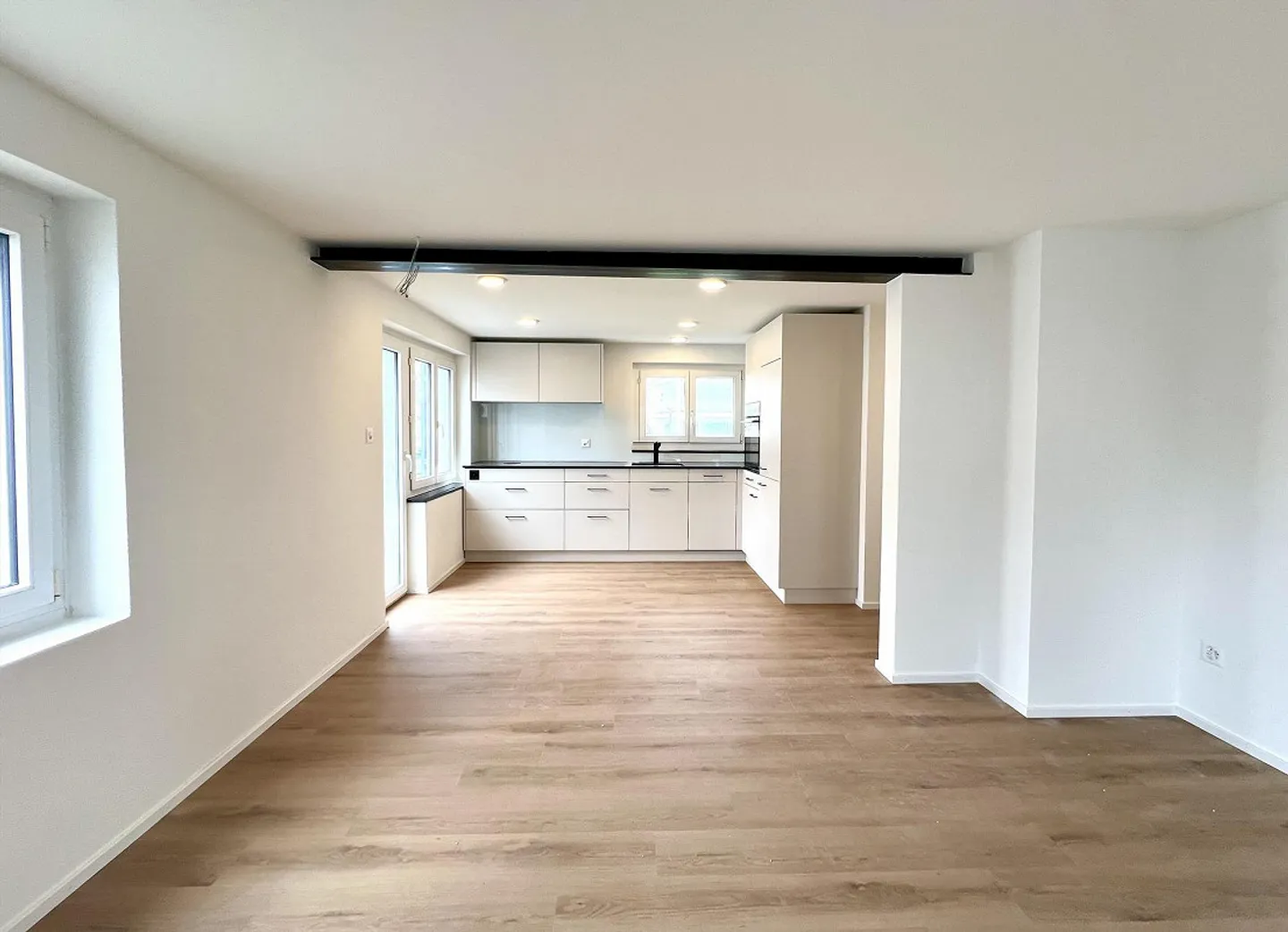 Completely renovated, bright and quiet 2.5 room apartment - Photo 2 of 7