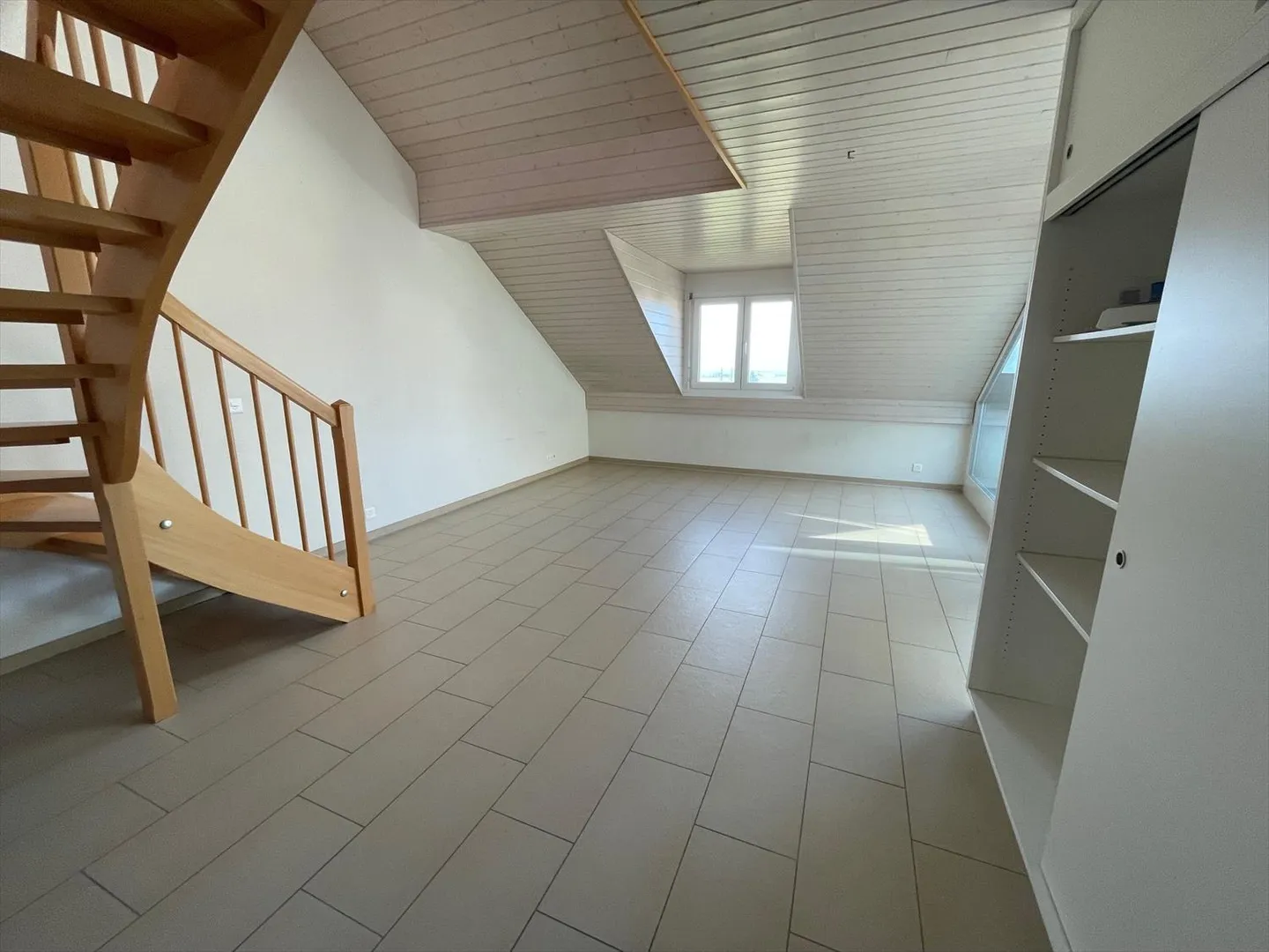 Magnifico appartamento in mansarda con 3,5 stanze e soppalco a Chavornay - Foto 3 di 7