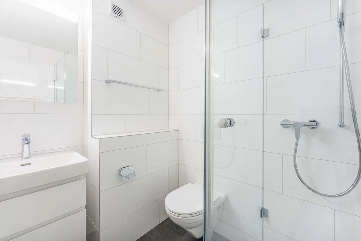 Dreamlike Penthouse Apartment with Lake View! - Photo 8 of 12