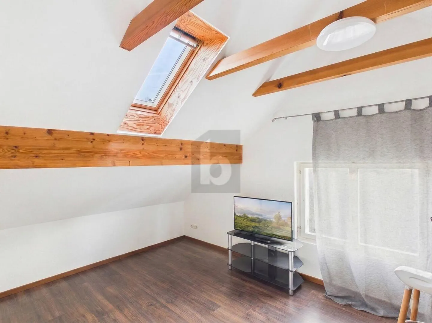 FULLY RENTED WITH STRONG 5.6% RETURN AFTER RENOVATION! - Photo 3 of 6