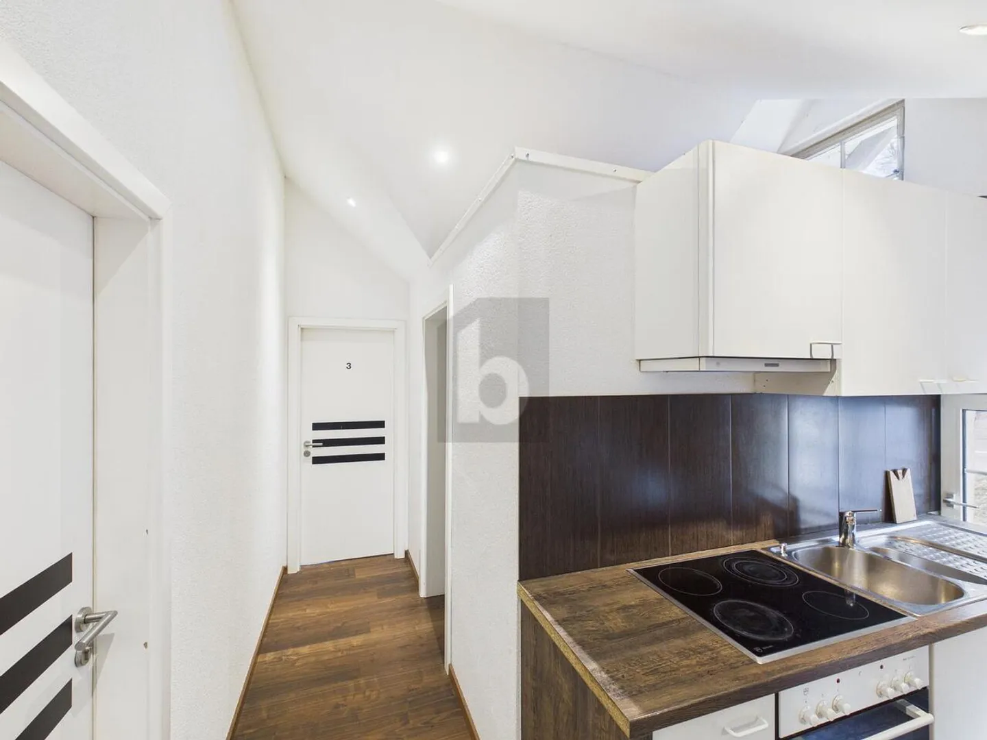 FULLY RENTED WITH STRONG 5.6% RETURN AFTER RENOVATION! - Photo 4 of 6