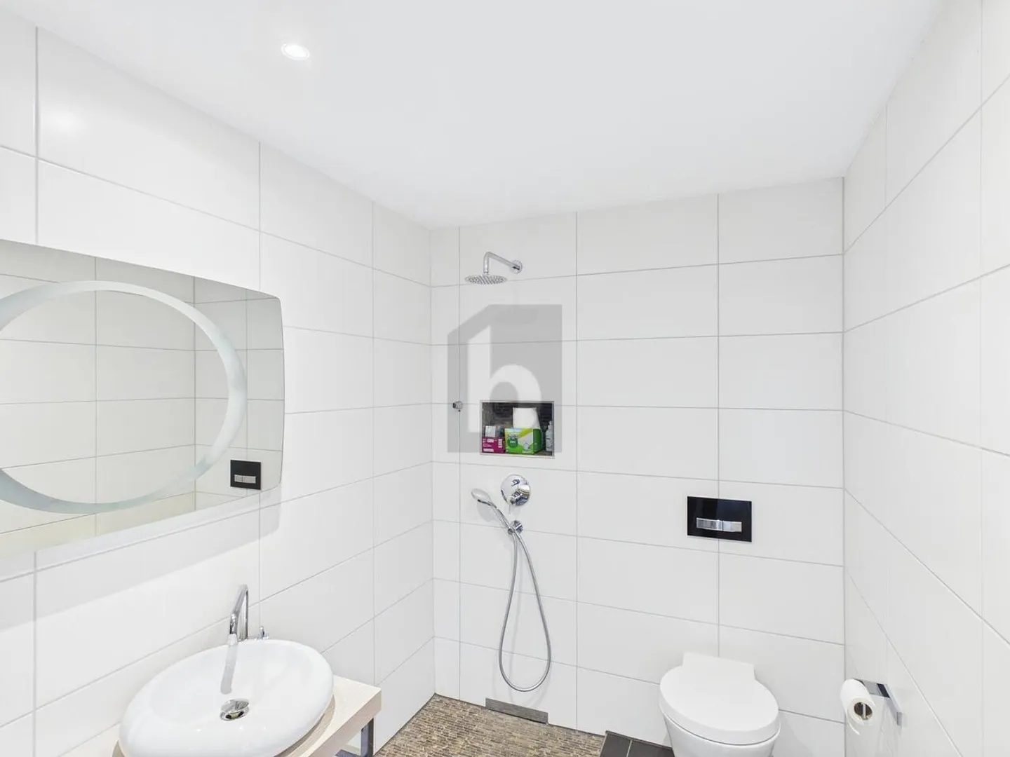 FULLY RENTED WITH STRONG 5.6% RETURN AFTER RENOVATION! - Photo 5 of 6